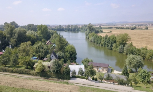 Uhliska, přírodní jezero u Babic