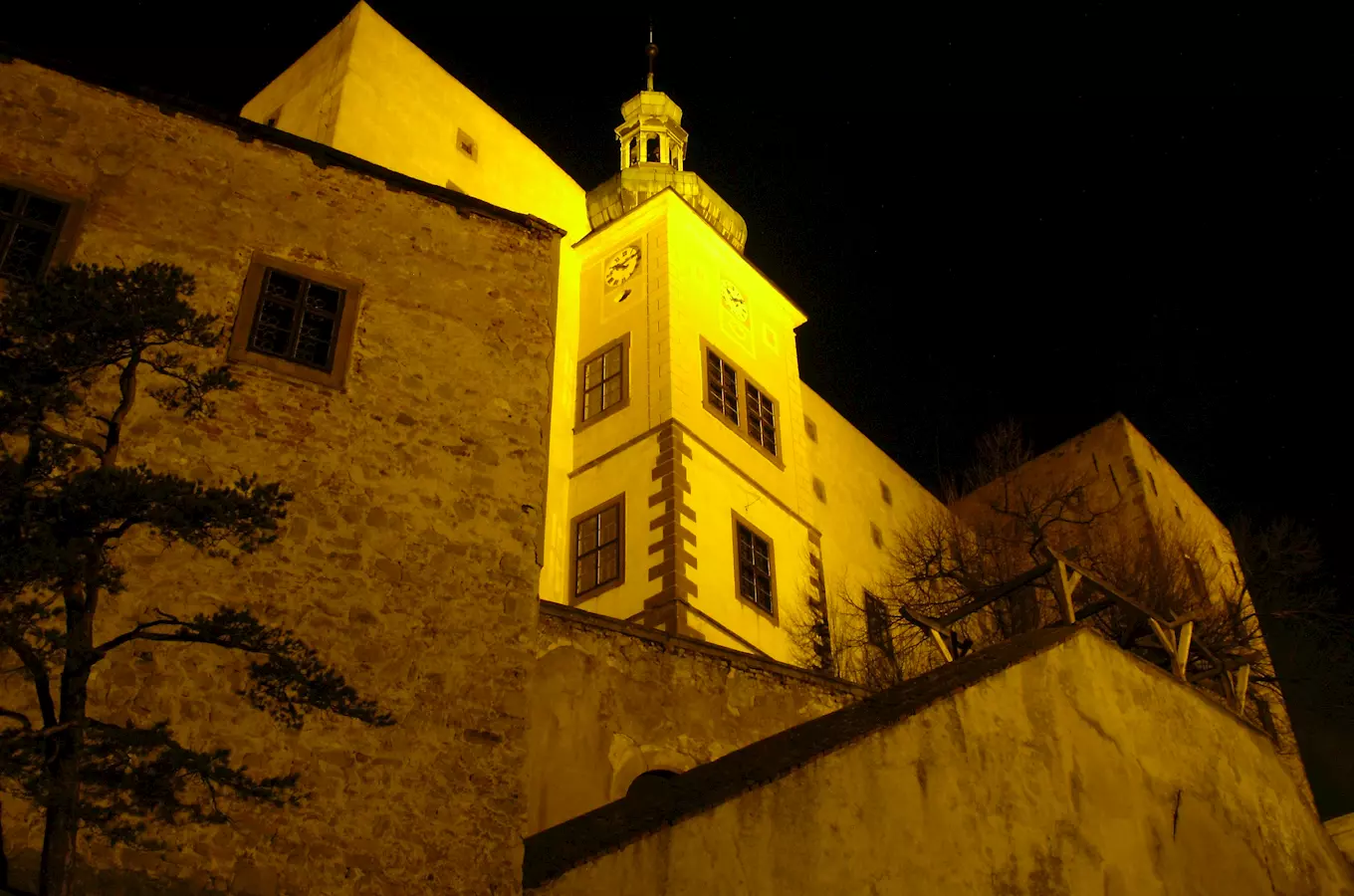 Hrad Buchlov v noci